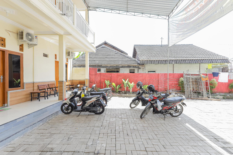 Exterior & Views 2, RedDoorz Syariah near Alun Alun Pasuruan, Pasuruan