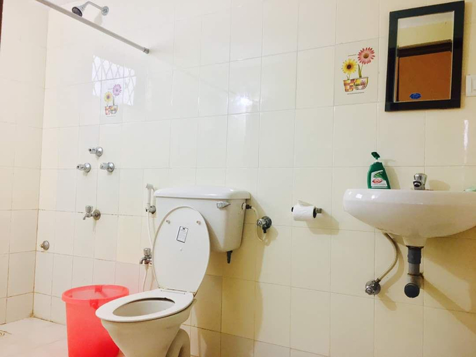 Bathroom 3, REUINON  VILLA IN ARPORA 5MINS TO BAGA BEACH, North Goa