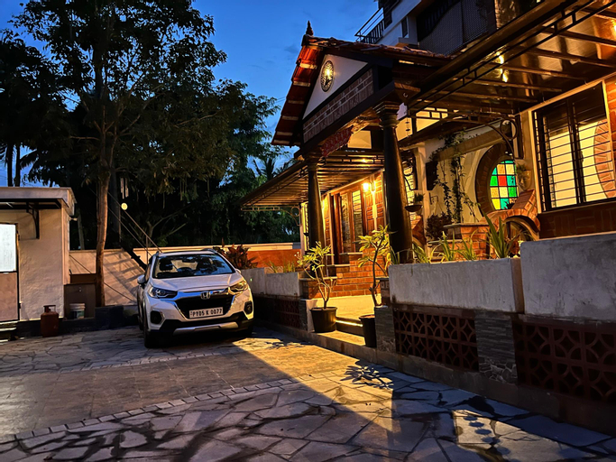 Exterior & Views