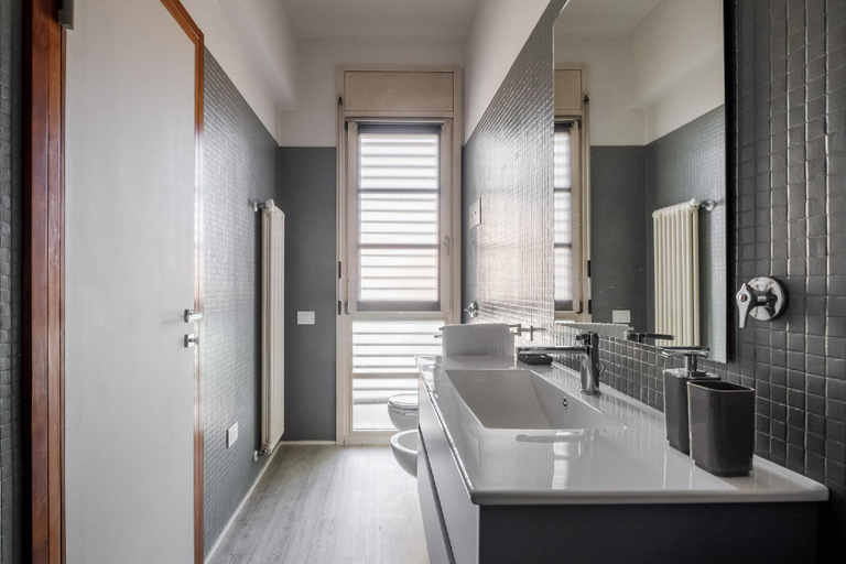 Bathroom 4, Tagliacozzi Suite, Bologna