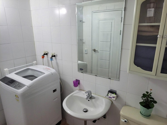 Bathroom 4, Newly renovated spacious 2 bedroom unit in HBC, Yongsan