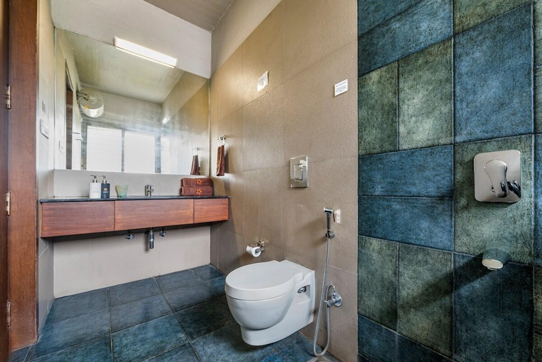 Bathroom 4, SaffronStays Rose Vineyard by the Lake, Nashik