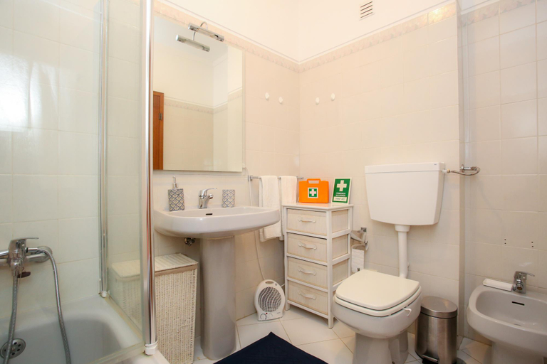 Bathroom 4, Buarcos Pool Apartment, Figueira da Foz