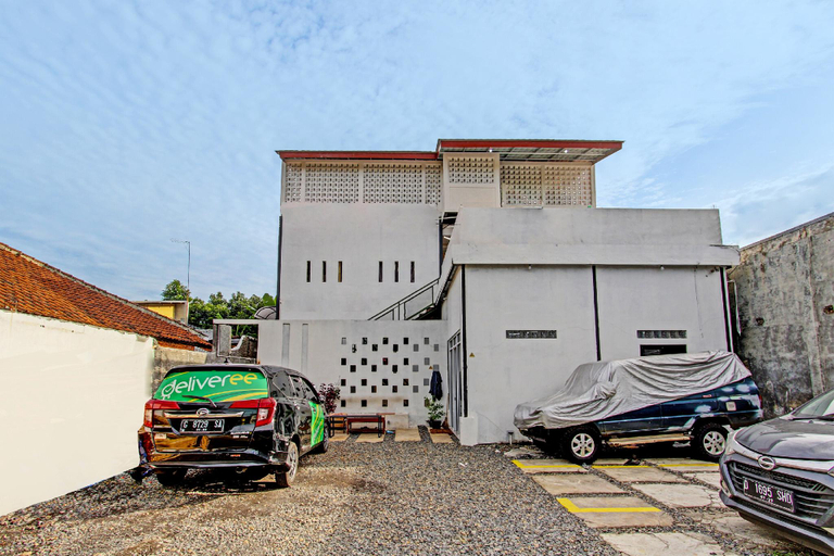 Exterior & Views 1, OYO 91819 Larich Guest House, Batang