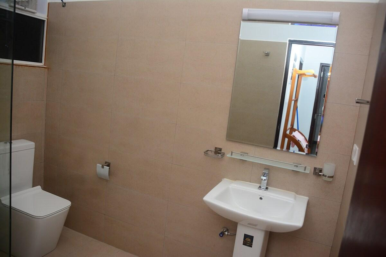 Bathroom 3, Breathtaking Luxury in Negombo, Negombo