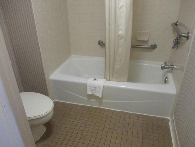 Bathroom 4, Rodeway Inn, Camden