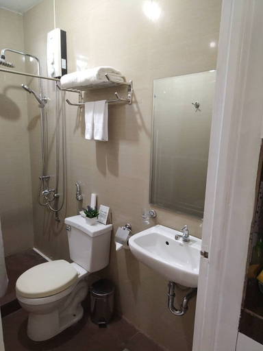 Bathroom 5, Makati Riverside Inn, Makati City