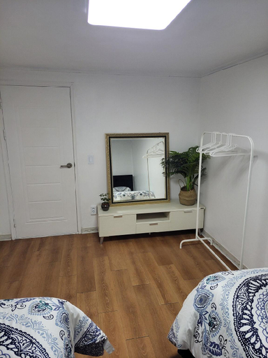 Bedroom 3, Newly renovated spacious 2 bedroom unit in HBC, Yongsan