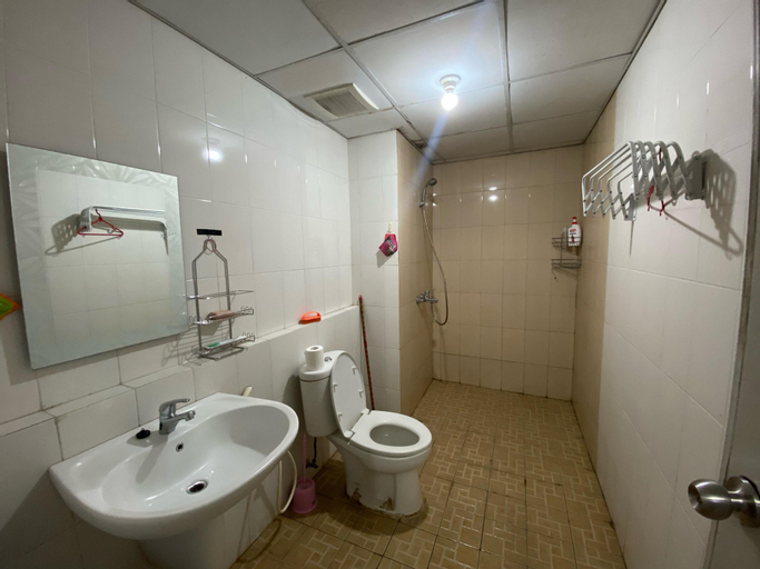 Bedroom 2, Comfort and Strategic 2BR at Cosmopolis Apartment, Surabaya