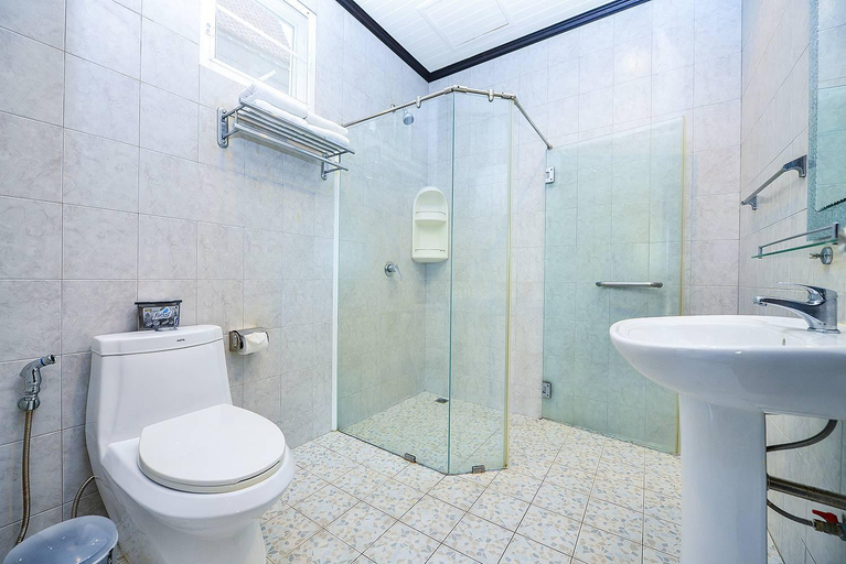 Bathroom, Unique&Nice 7BD pool villa in heart Nanai Patong, Pulau Phuket