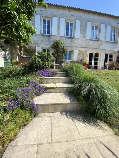 Grande maison centre ville avec jardin et piscine , Charente