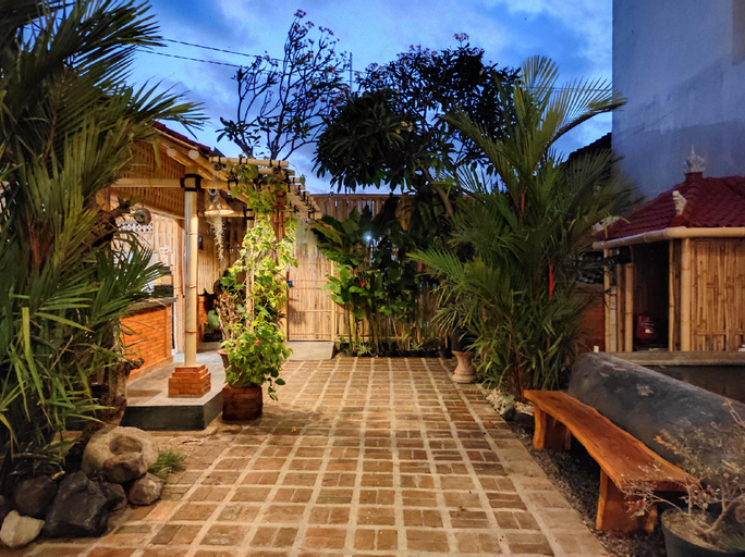 Exterior & Views