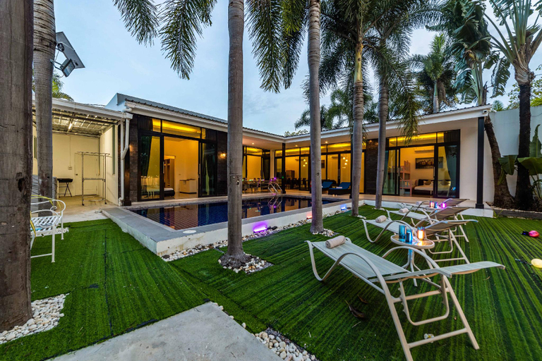 Exterior & Views