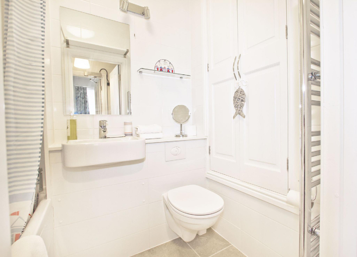 Bathroom 2, Beautiful Aberdovey Seafront Apartment 2, Gwynedd