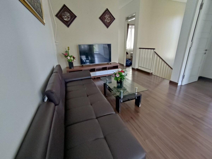 Others 5, Villa di Kota Padang, Family Only, Swimming Pool, Padang