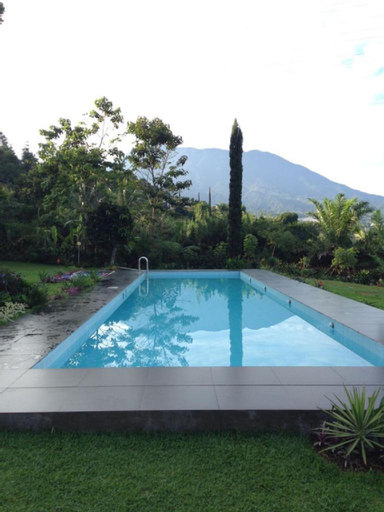 Villa Habib with private pool and spacious yards, Bogor
