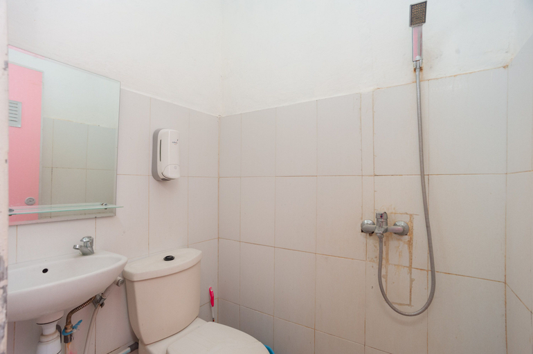 Bathroom 3, RedDoorz Syariah @ Jalan Panglima Polim Lampung, Bandar Lampung