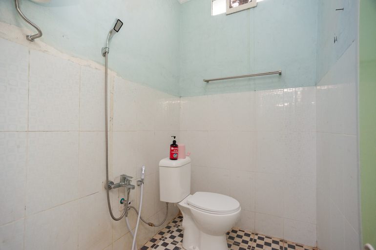 Bathroom, RedDoorz Syariah @ Jalan KH. Mas Mansur Lampung, Bandar Lampung