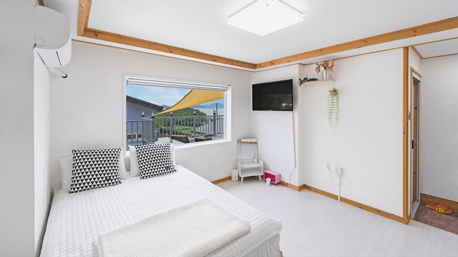 Bedroom 2, Namhae Gooreamyelmae Pension, Namhae