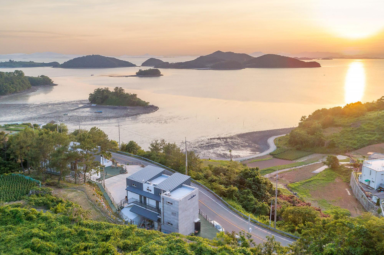 Others 2, The Seolem Onsuswimmingpool Pension, Yeosu