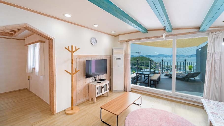Others 4, Namhae Gooreamyelmae Pension, Namhae