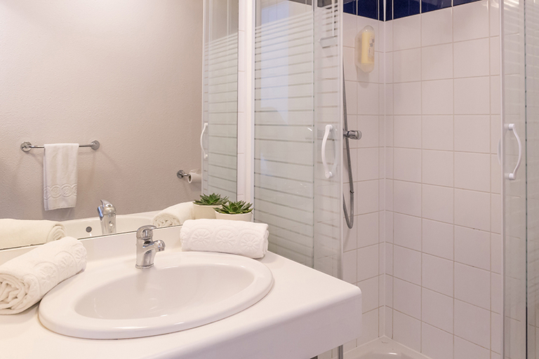 Bathroom 4, Appart'City Classic la Rochelle Centre, Charente-Maritime