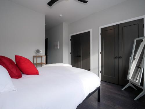 2 bedroom Luxury Condo 10 Minutes from First Energy Stadium F2, Cuyahoga
