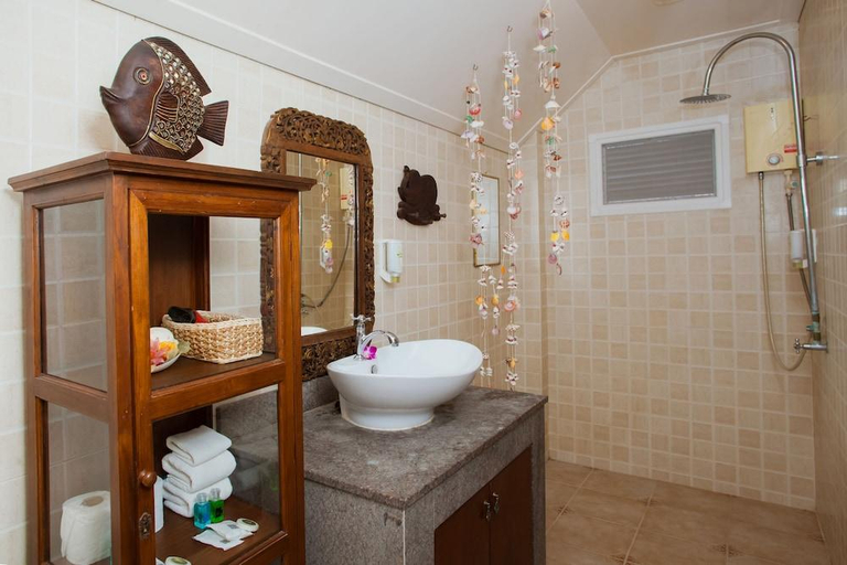 Bathroom 4, Baan Manu Chang, Mueang Krabi