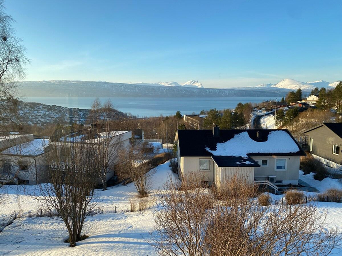 Others 4, Big central house, free parking, wifi, 3 bedrooms, Narvik