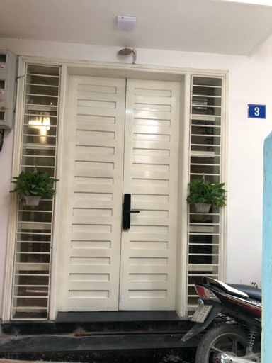 Cool and airy lake-view apartment with green space, Tây Hồ