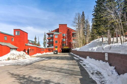Ski-In and Ski-Out Retreat with Hot Tub Access!, Iron