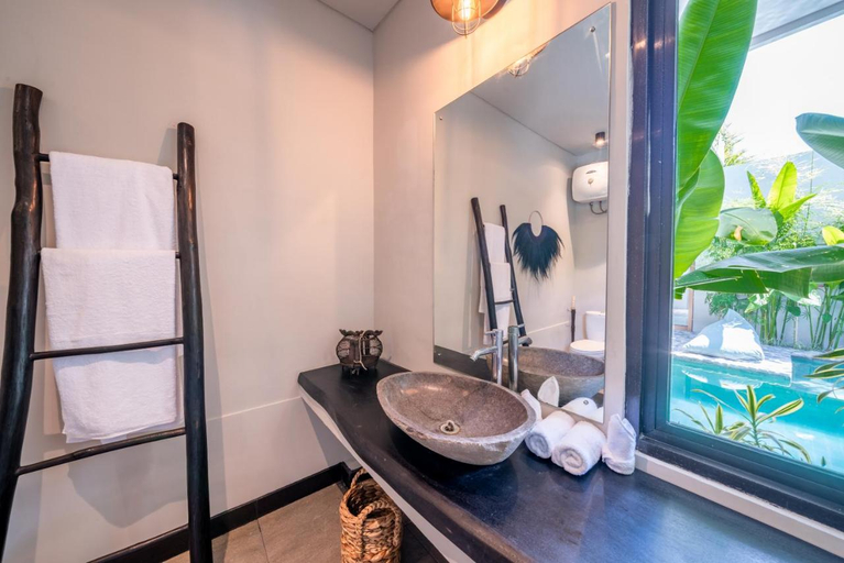 Bathroom 4, Villa Wiraja 1: Modern 4 BR Villa in Berawa, Badung