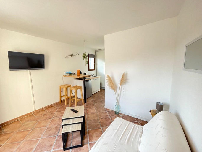Others 5, Séjour au coeur de  ville avec jacuzzi et piscine, Var