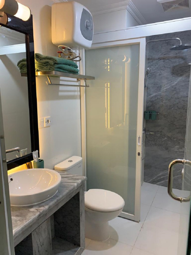 Bathroom 5, Apartment Borneo Bay by Windri Property, Balikpapan