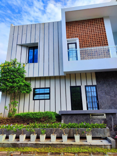 Exterior & Views 1, Beautiful House near City Center, Cirebon
