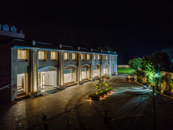 Exterior & Views