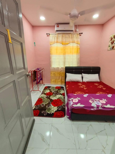Bedroom 2, AZIAH HOMESTAY PARIT PANJANG, Pontian
