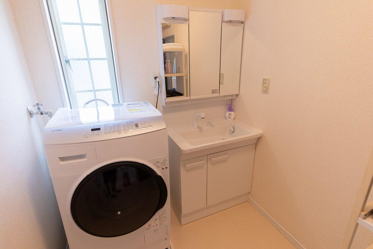 Bathroom 3, Izu Oasis: BBQ, Pizza Oven, Fire Pit! 200㎡ Garden!, Itō