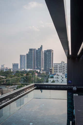 Exterior & Views 17