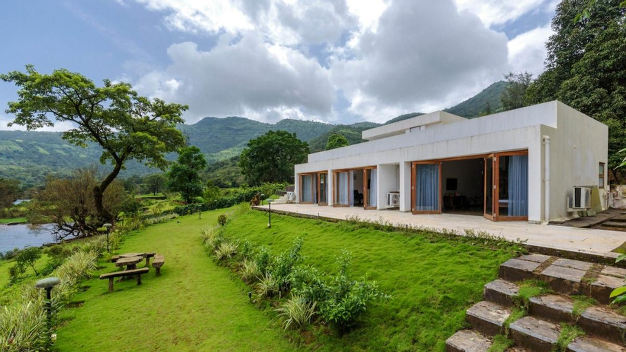 Chic-3 Bedroom-Lake side Villa with Infinity Pool, Pune