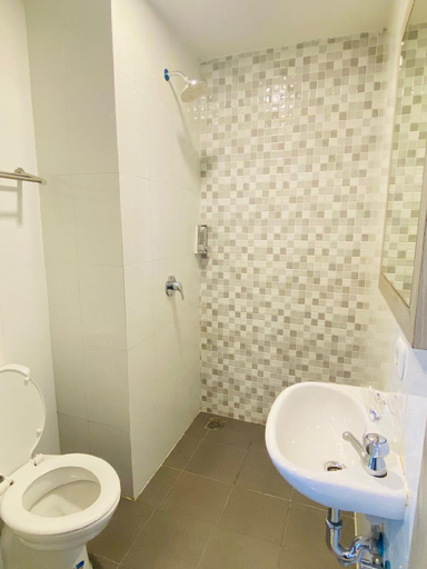 Bathroom, Meriton Boutique Hotel, Central Jakarta