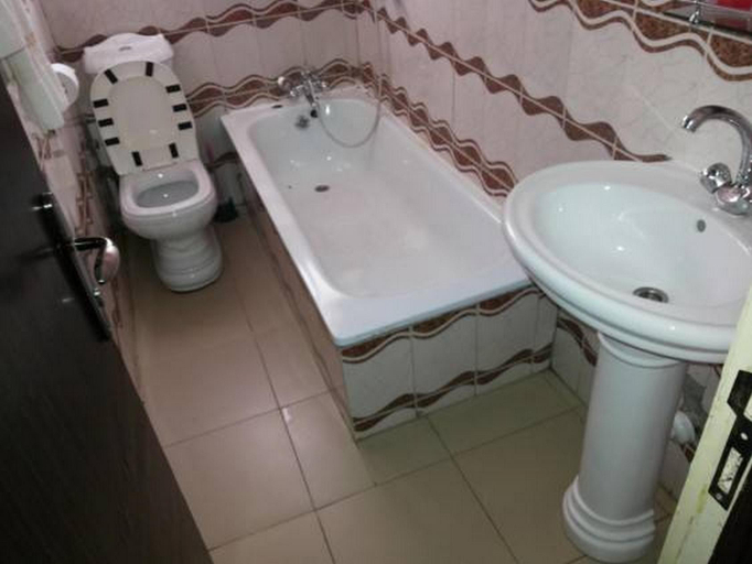 Bathroom 2, Kim Royal Hotel and Suites, Oshimili South