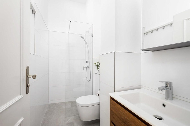 Bathroom, Flat in historic villa near Nymphenburg Palace, München