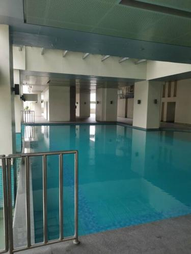 VICTORIA DE MAKATI Staycation 2 Bedroom Up & Down Condo Unit, Makati City