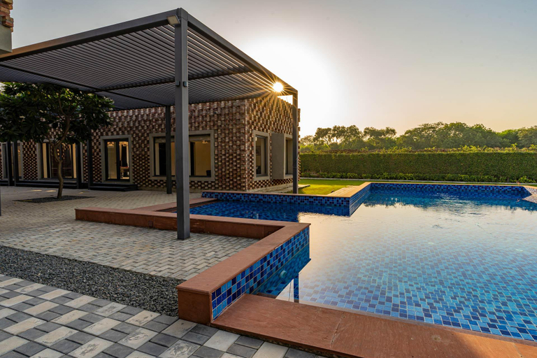 Sport & Beauty 2, StayVista at The Brick house w/ Outdoor Pool, Delhi