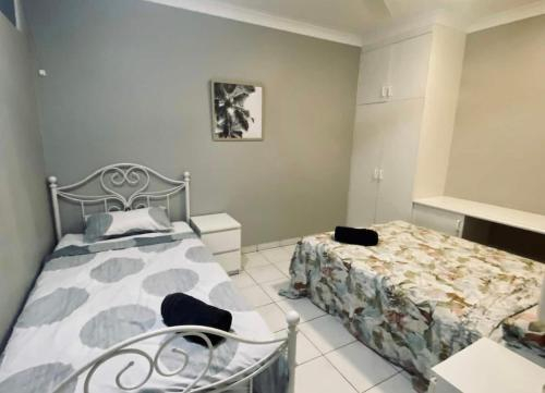 The Palms 3 bedroom comfort in quiet court, Gray