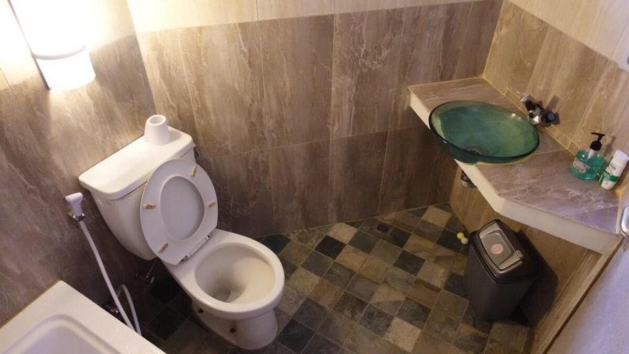 Bathroom 2, Villa Batu (3 Bed Rooms & near Jatim Park 1), Malang