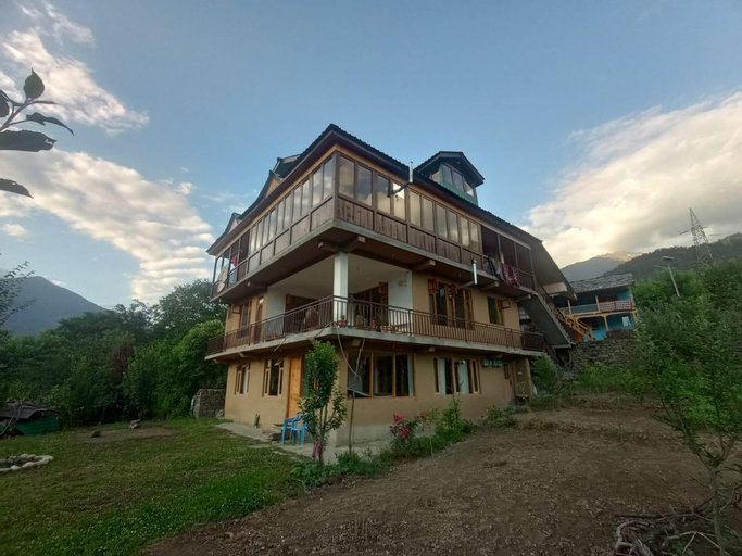 Exterior & Views