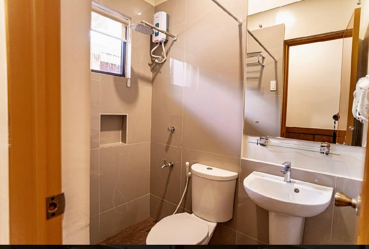 Bathroom 4, Marieli Suites Near Panglao Airport, Panglao