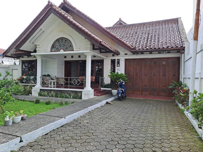 Villa family with 3 bedrooms with hot tub, Sukabumi